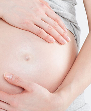 Séance ostéopathie sur femme enceinte